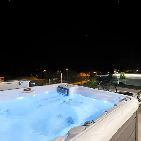 Leonardo Luxury 2 Penthouse With Jacuzzi Apartment *